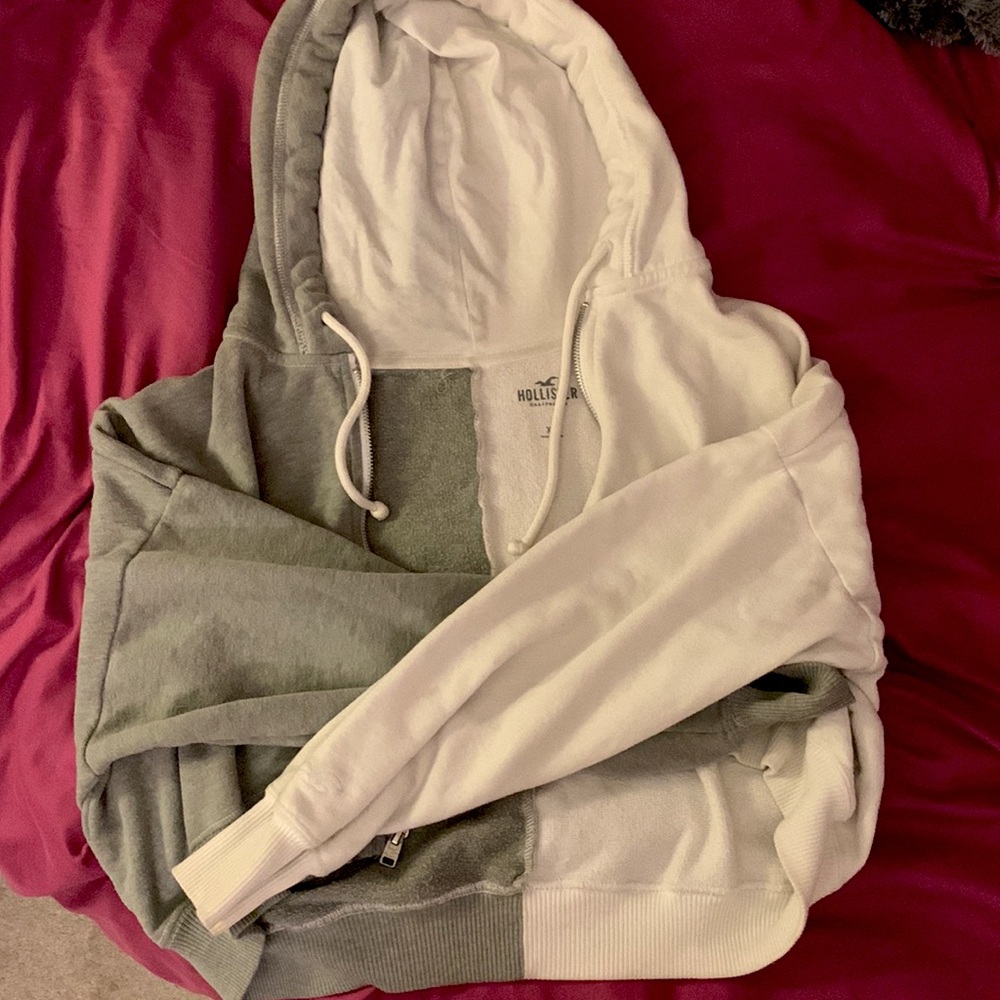 Hollister grey and white cropped sweatshirt/jacket